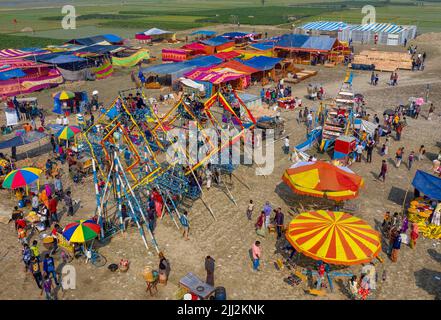 Grande roue, Nagordola dans une foire de village traditionnelle à Bogra, Bangladesh. C'est une tradition vieille d'environ 200 ans et tenue une fois par an. Banque D'Images