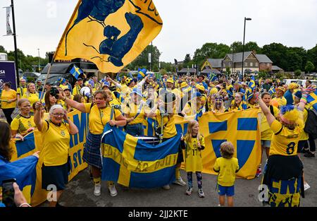 Leigh, Royaume-Uni. 22nd juillet 2022. Les fans et supporters suédois photographiés avant un match entre l'équipe nationale féminine de football belge The Red Flames et la Suède, à Leigh, en Angleterre, le vendredi 22 juillet 2022, dans les quarts de finale du tournoi féminin Euro 2022. Le championnat européen de football féminin 2022 de l'UEFA aura lieu du 6 au 31 juillet. BELGA PHOTO DAVID CATRY crédit: Belga News Agency/Alay Live News Banque D'Images