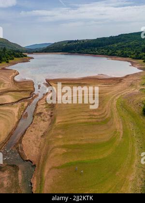 Vue aérienne des niveaux d'eau extrêmement bas dans un réservoir pendant une vague de chaleur estivale (Llwyn Onnm Wales) Banque D'Images