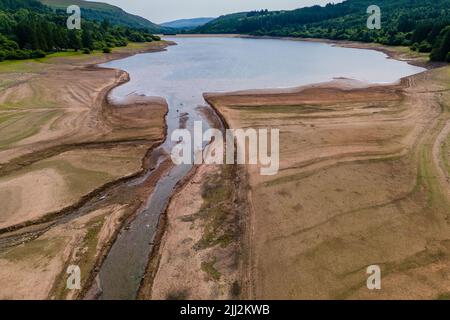 Vue aérienne des niveaux d'eau extrêmement bas dans un réservoir pendant une vague de chaleur estivale (Llwyn Onnm Wales) Banque D'Images