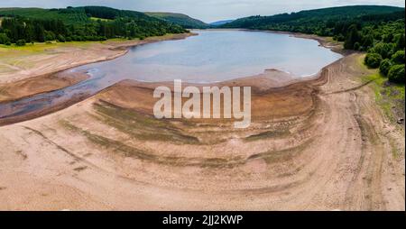 Vue aérienne des niveaux d'eau extrêmement bas dans un réservoir pendant une vague de chaleur estivale (Llwyn Onnm Wales) Banque D'Images