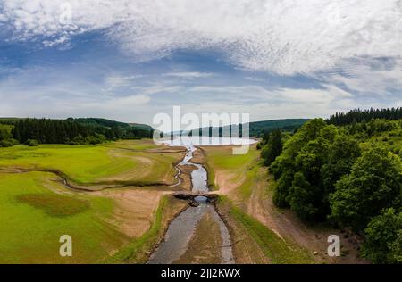 Vue aérienne d'un réservoir presque vide et d'un ancien pont pendant une vague de chaleur au Royaume-Uni (Llwyn Onn, pays de Galles) Banque D'Images