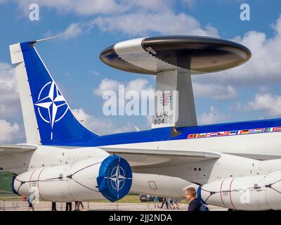 SIAULIAI / LITUANIE - 27 juillet 2019: OTAN Boeing E-3A AWACS (Airborn Warning & Control System) exposition statique de l'avion Faucon Wings 2019 Banque D'Images