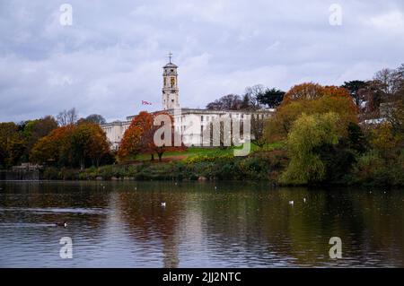 Vue sur le lac à l'édifice Portland de l'université de Nottingham en automne Banque D'Images