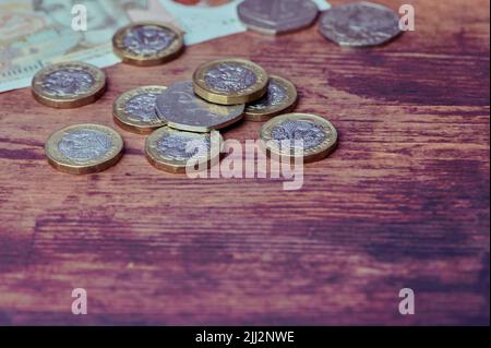 Une livre de pièces de monnaie britannique sur fond de bois Banque D'Images