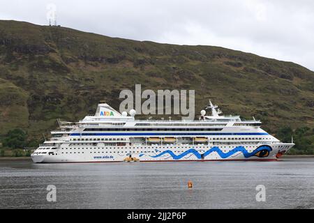 Le bateau de croisière AidaAURA est ancré à fort William, en Écosse. AIDAaura a été construit en 2003 par le chantier naval allemand Aker MTW à Wismar. Banque D'Images