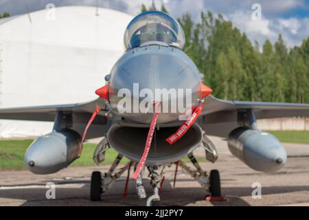 SIAULIAI / LITUANIE - 27 juillet 2019: F-16 exposition statique d'avions de chasse Faucon Wings 2019 dans la base aérienne de Siauliai Banque D'Images