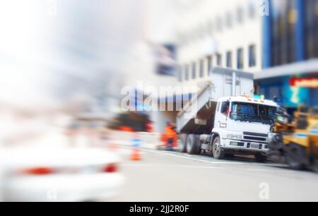 Travaux de construction et travaux routiers dans une rue en cas d'urgence dans la ville. Vue floue et défoquée d'une route très fréquentée, bloquée et barricadée du centre-ville Banque D'Images