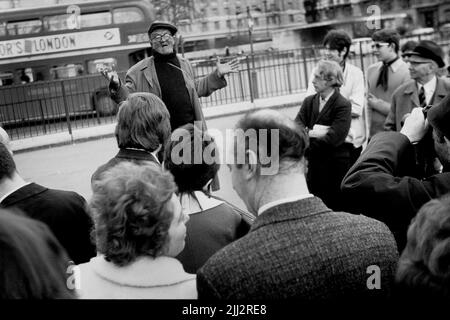 Foule de personnes à l'écoute de l'homme tatoué un orateur à Hyde Park Corner, Londres, Royaume-Uni 21 avril 1970 Banque D'Images