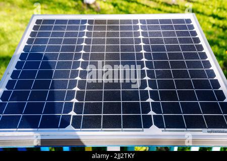 un petit panneau solaire installé dans la cour de la maison Banque D'Images