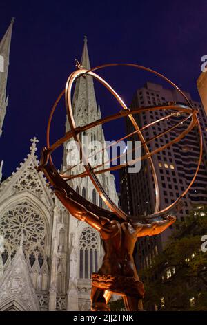 Atlas portant le monde sur ses épaules avec la cathédrale Saint-Patrick au loin Banque D'Images