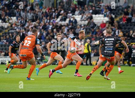 Les joueurs de Castleford Tigers se réchauffent avant le match de la Super League de Betfred au stade MKM, à Hull. Date de la photo: Vendredi 22 juillet 2022. Banque D'Images