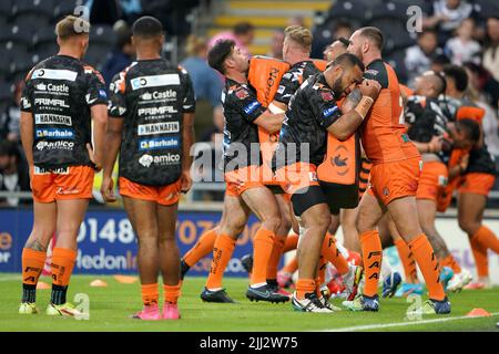 Les joueurs de Castleford Tigers se réchauffent avant le match de la Super League de Betfred au stade MKM, à Hull. Date de la photo: Vendredi 22 juillet 2022. Banque D'Images