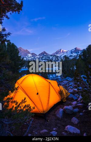 Tente à dôme jaune illuminant la nuit dans la vallée de Little Lakes, John Muir Wilderness, Californie, États-Unis Banque D'Images