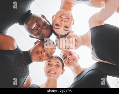 Tenez-vous à vos places parce que vous alliez vous faire sauter. Un groupe de danseurs de ballet debout ensemble dans un caucus. Banque D'Images