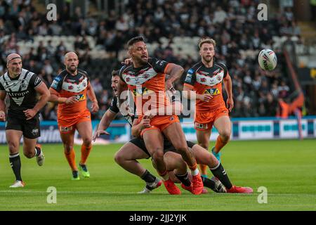 Hull, Royaume-Uni. 22nd juillet 2022. Kenny Edwards déleste pour Castleford lors du match Super League entre Hull FC et Castleford au MKM Stadium, à Hull, le 22 juillet 2022. Photo de Simon Hall. Utilisation éditoriale uniquement, licence requise pour une utilisation commerciale. Aucune utilisation dans les Paris, les jeux ou les publications d'un seul club/ligue/joueur. Crédit: UK Sports pics Ltd/Alay Live News crédit: UK Sports pics Ltd/Alay Live News Banque D'Images