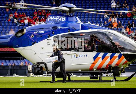 Rotterdam, pays-Bas. 22nd juillet 2022. 2022-07-22 20:54:29 ROTTERDAM - les policiers lèvent le drapeau avec un hélicoptère de police lors de l'ouverture des Jeux mondiaux de police et d'incendie, les jeux internationaux pour les pompiers, la police, les douanes et le personnel de prison. ANP SEM VAN DER WAL pays-bas Out - belgique Out crédit: ANP/Alay Live News Banque D'Images