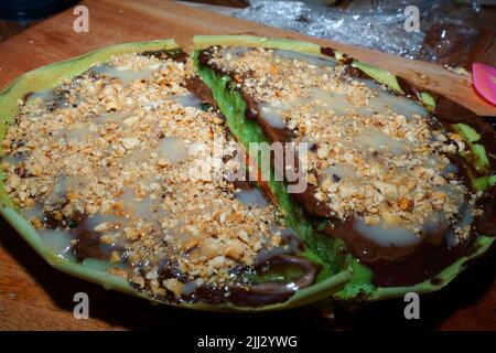 Grande crêpe appelée martabak ou terang bulan, gâteau traditionnel indonésien. Banque D'Images