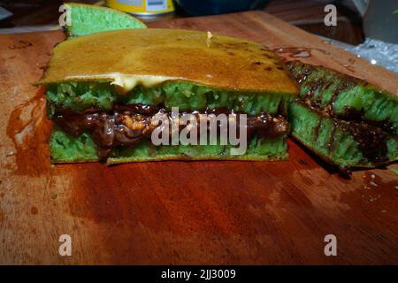 Grande crêpe appelée martabak ou terang bulan, gâteau traditionnel indonésien. Banque D'Images