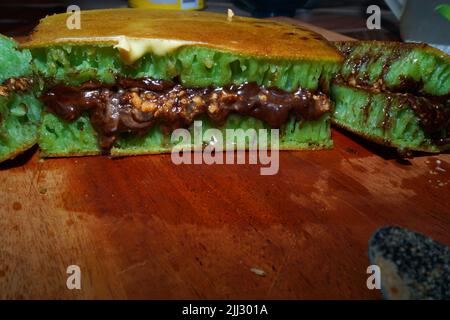 Grande crêpe appelée martabak ou terang bulan, gâteau traditionnel indonésien. Banque D'Images