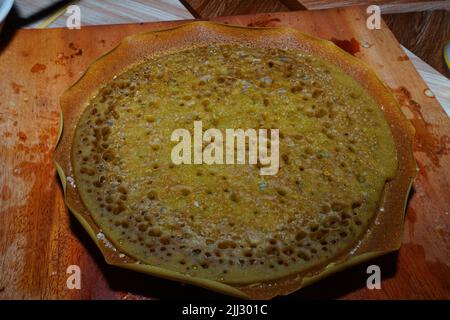 Grande crêpe appelée martabak ou terang bulan, gâteau traditionnel indonésien. Banque D'Images