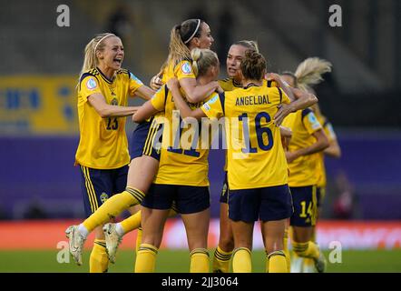 Stina Blackstenius, de Suède, célèbre le premier but de son équipe avec ses coéquipiers avant qu'il ne soit exclu après un contrôle VAR lors du match de quart de finale de l'UEFA Women's Euro 2022 au Leigh Sports Village. Date de la photo: Vendredi 22 juillet 2022. Banque D'Images