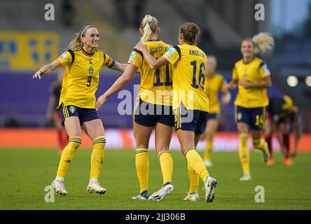 Stina Blackstenius, de Suède, célèbre le premier but de son équipe avec ses coéquipiers avant qu'il ne soit exclu après un contrôle VAR lors du match de quart de finale de l'UEFA Women's Euro 2022 au Leigh Sports Village. Date de la photo: Vendredi 22 juillet 2022. Banque D'Images