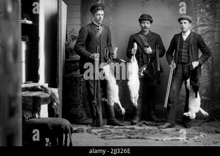 Trois chasseurs avec carabines et lapins et oiseaux. Arthur Hallberg, né du 1885 au 08-07 dans l'Ohio, Etats-Unis, décédé du 1963 au 08-13 à Svennevad.amandus Hildor, né du 1876 au 07-23 à Södra Sättra à Svennevad, décédé du 1962-11 -23 au 1984 dans la paroisse Olaus Petri à Örebro.anton Hallberg, né du 1890 au 03-26 dans l'Ohio, Etats-Unis, décédé du au 01-30 dans le nord de Hyddan à Svenansden, est marié à Arthur Johann. Né le 1882-10-07 à Pellagården à Svennevad, décédé le 1951-10-13 à Örebro. Banque D'Images