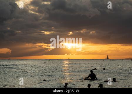 Coucher de soleil avec superbe coucher de soleil sur l'océan pacifique. Silhouette de surfeur dans la vue. Banque D'Images