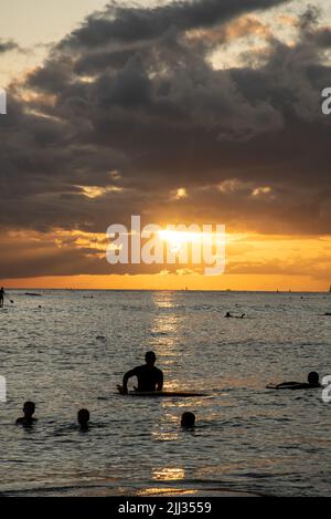 Coucher de soleil avec superbe coucher de soleil sur l'océan pacifique. Silhouette de surfeur dans la vue. Banque D'Images