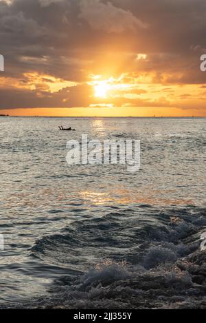 Vue portrait d'un magnifique coucher de soleil hawaïen sur le rivage sablonneux en papier peint, vue sur le bureau. Banque D'Images