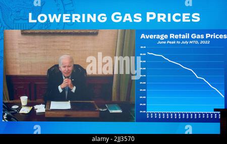 Washington DC, États-Unis. 22nd juillet 2022. Joe Biden, président des États-Unis, participe virtuellement à une réunion sur les progrès réalisés pour réduire les prix de l'essence pour les familles américaines dans l'Auditorium de la Cour du Sud sur le campus de la Maison Blanche à Washington, DC, vendredi, 22 juillet 2022. Crédit: Rod Lamkey / Pool via CNP crédit: Abaca Press/Alay Live News Banque D'Images
