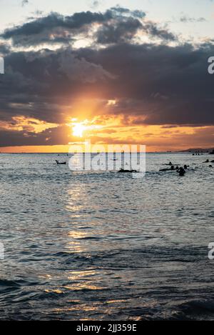 Vue portrait d'un magnifique coucher de soleil hawaïen sur le rivage sablonneux en papier peint, vue sur le bureau. Banque D'Images