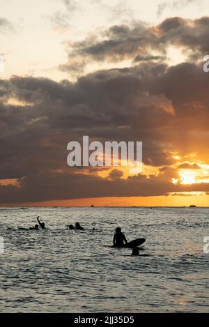 Coucher de soleil avec superbe coucher de soleil sur l'océan pacifique. Silhouette de surfeur dans la vue. Banque D'Images