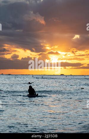 Coucher de soleil avec superbe coucher de soleil sur l'océan pacifique. Silhouette de surfeur dans la vue. Banque D'Images