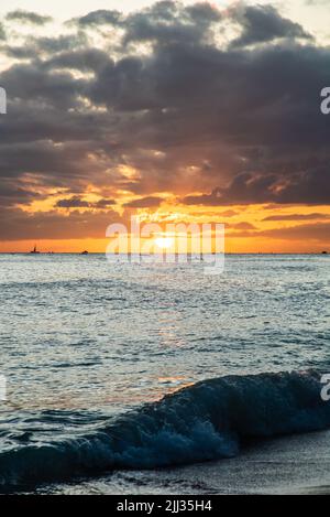 Vue portrait d'un magnifique coucher de soleil hawaïen sur le rivage sablonneux en papier peint, vue sur le bureau. Banque D'Images