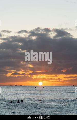 Vue portrait d'un magnifique coucher de soleil hawaïen sur le rivage sablonneux en papier peint, vue sur le bureau. Banque D'Images