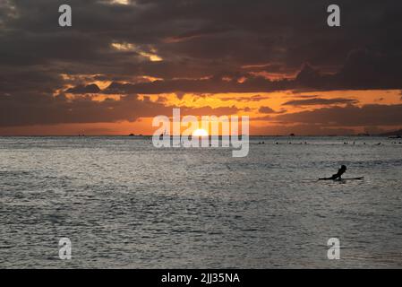 Coucher de soleil avec superbe coucher de soleil sur l'océan pacifique. Silhouette de surfeur dans la vue. Banque D'Images