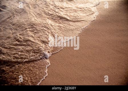 Rivage de la plage avec vagues blanches se brisant sur le rivage. Banque D'Images