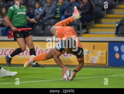 Hull, Royaume-Uni. 22nd juillet 2022. Derrell Olpherts de Castleford Tigers marque Castleford première tentative Hull FC V Castleford Tigers Vendredi 22nd juillet 2022 MKM Stadium, Hull, Royaume-Uni Super League crédit: Craig Cresswell/Alay Live News crédit: Craig Cresswell/Alay Live News Banque D'Images