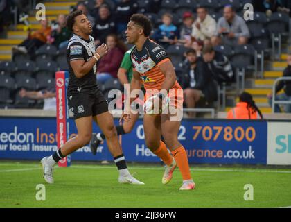 Hull, Royaume-Uni. 22nd juillet 2022. Derrell Olpherts de Castleford Tigers marque un essai Hull FC V Castleford Tigers vendredi 22nd juillet 2022 MKM Stadium, Hull, Royaume-Uni Super League crédit: Craig Cresswell/Alay Live News crédit: Craig Cresswell/Alay Live News Banque D'Images