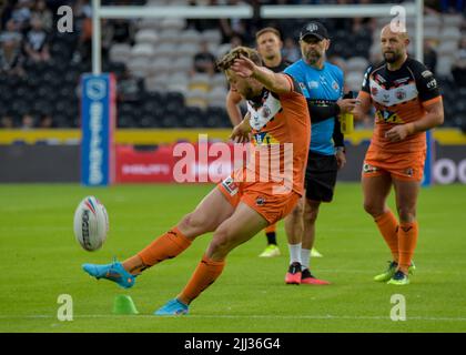 Hull, Royaume-Uni. 22nd juillet 2022. Danny Richardson de Castleford Tigers se réglisse une conversion Hull FC V Castleford Tigers vendredi 22nd juillet 2022 MKM Stadium, Hull, Royaume-Uni Super League crédit: Craig Cresswell/Alay Live News crédit: Craig Cresswell/Alay Live News Banque D'Images