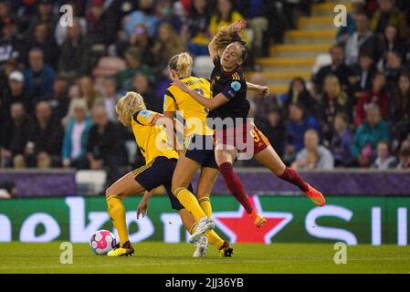 La Belge Tessa Wullaert est forcée de quitter le ballon par la suédoise Amanda Ilestedt et Linda Sembrant lors du quart de finale de l'UEFA Women's Euro 2022 au Leigh Sports Village. Date de la photo: Vendredi 22 juillet 2022. Banque D'Images