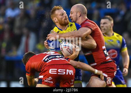 Joe Bullock #15 de Warrington Wolves est attaqué par George King (10) de Hull KR Banque D'Images