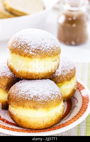 Pain sucré à la crème de sucre et aux œufs, appelé Berliner Eierlikör ou Kreppel-Eierlikör en Allemagne, beignet brésilien appelé boulangerie 'sonho' Banque D'Images