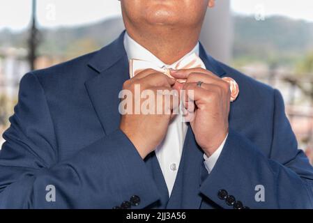 Le grand jour de son mariage, marié, il ajuste son noeud papillon. Banque D'Images
