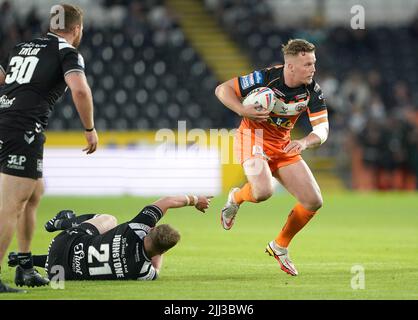 Adam Milner (à droite) de Castleford Tigers passe devant l'attaque de Jordan Johnstone du FC Hull lors du match de la Super League de Betfred au MKM Stadium, à Hull. Date de la photo: Vendredi 22 juillet 2022. Banque D'Images