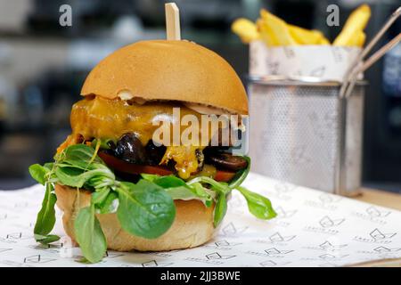 hamburger de bœuf angus aux champignons, au fromage, aux tomates et à la laitue en gros plan Banque D'Images