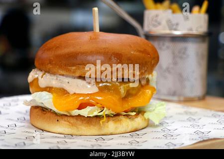 hamburger de bœuf angus aux champignons, au fromage, aux tomates, aux œufs et à la laitue en gros plan Banque D'Images