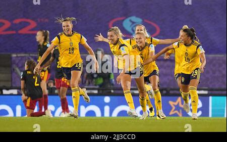 Linda Sembrant (n°3), de Suède, célèbre le premier but de leur équipe lors du match de quart de finale de l'UEFA Women's Euro 2022 au Leigh Sports Village. Date de la photo: Vendredi 22 juillet 2022. Banque D'Images